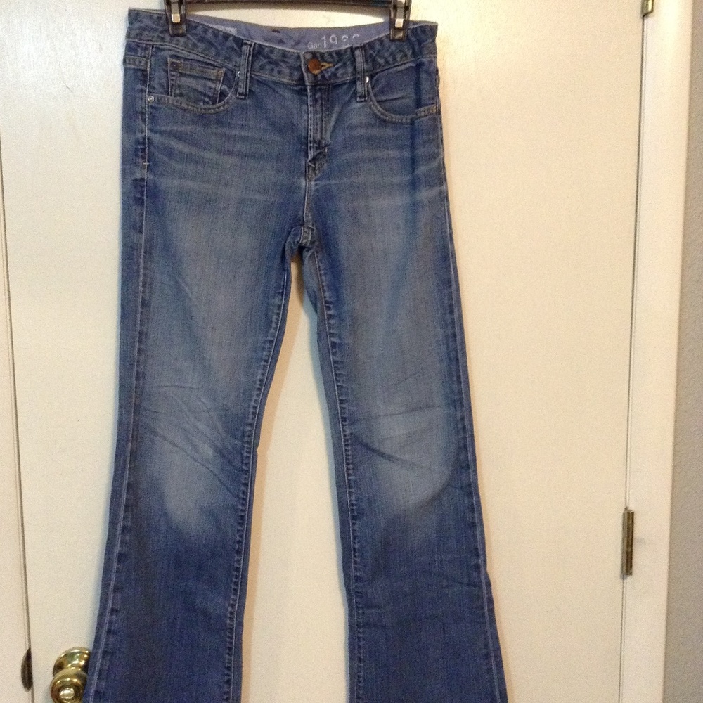 GAP LONG AND LEAN LADIES DISTRESSED JEANS 4/27